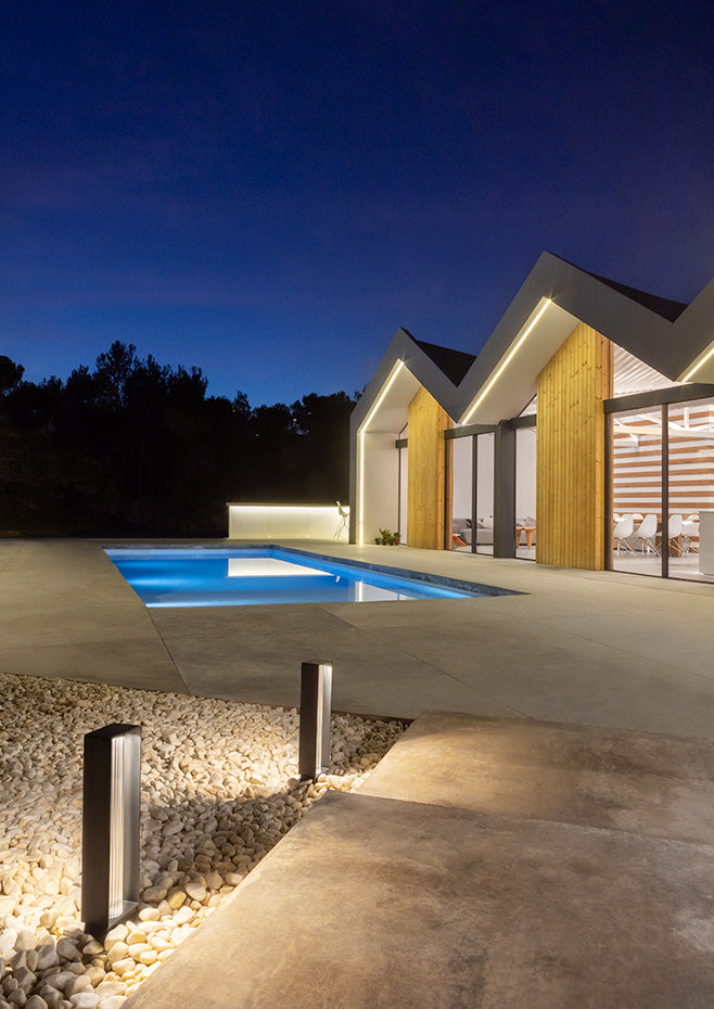 Outdoor bollard lights