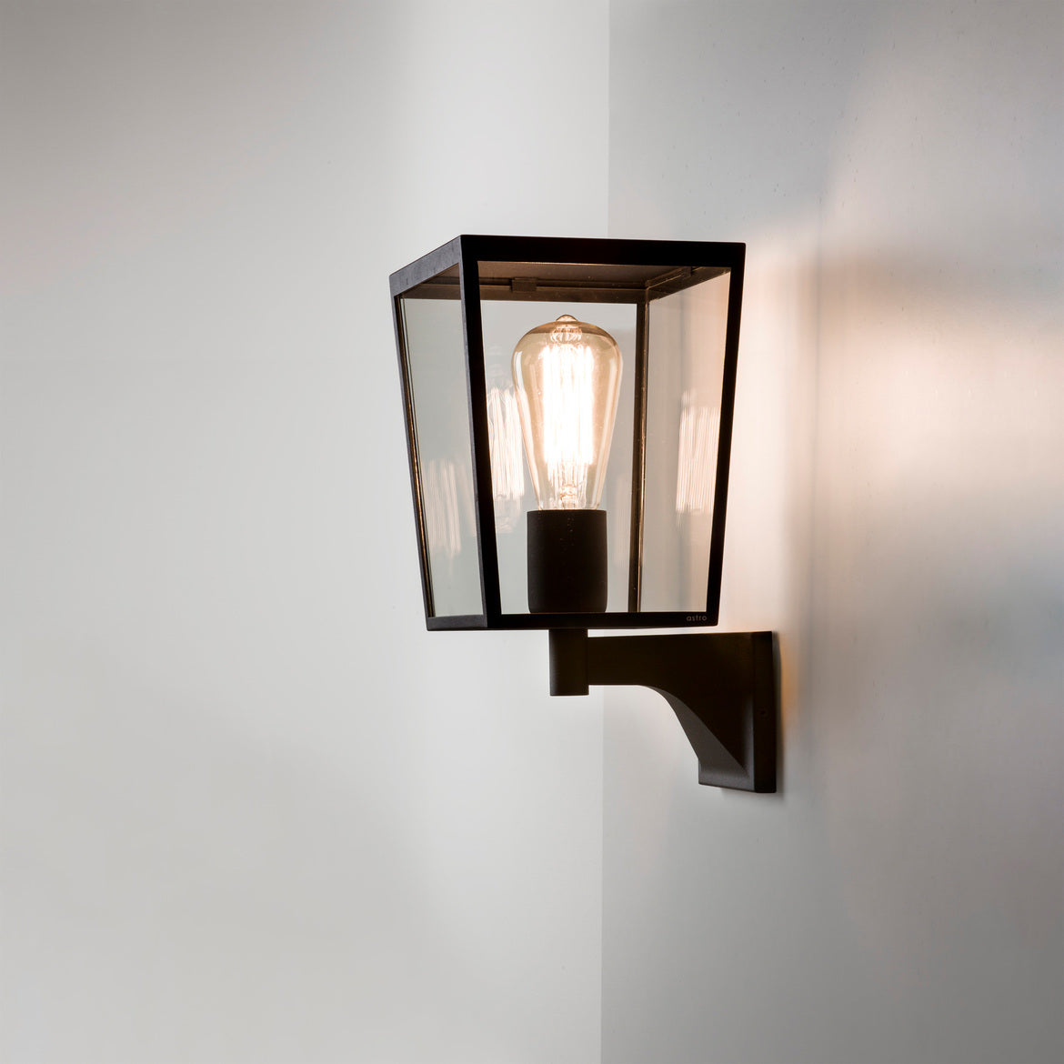 Farringdon Wall Light, E27, IP44