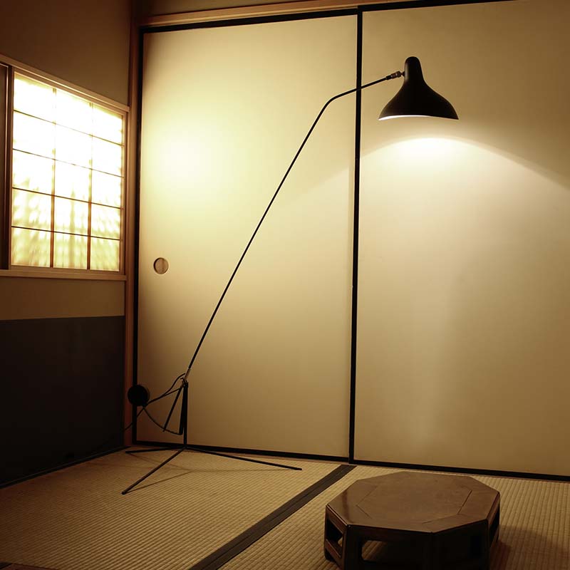 DCW Editions Mantis floor lamp BS1 in a dojo with window and sliding doors
