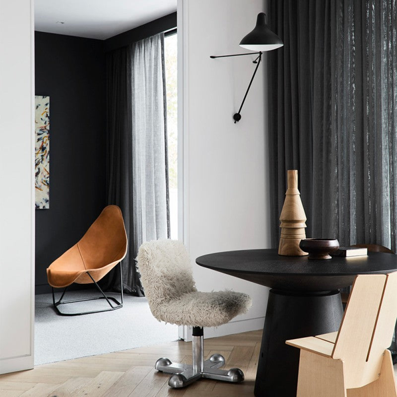 DCW Editions Mantis plug-in wall light BS2 above small, black, stylish breakfast table