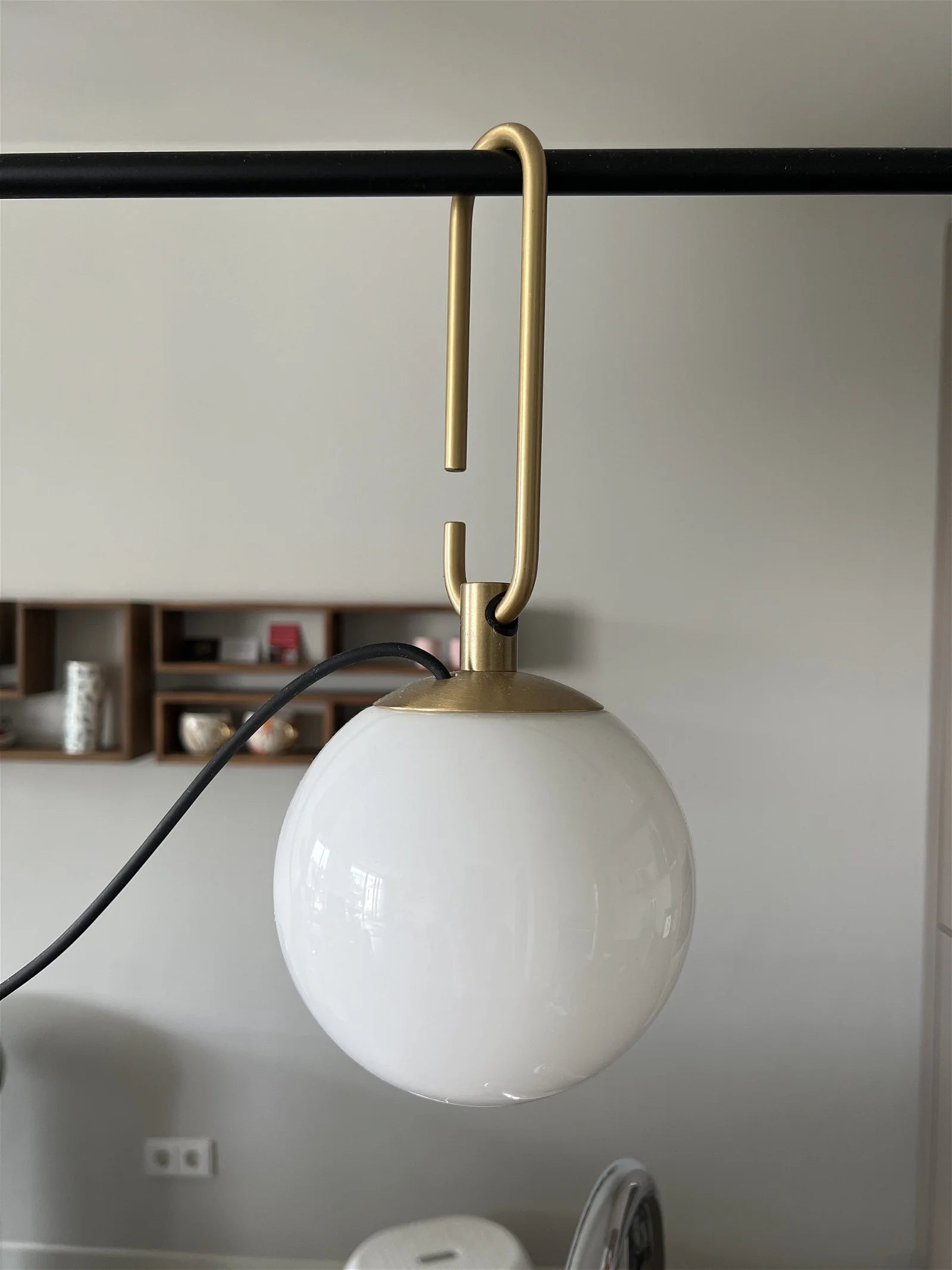 Nihm-Linear-Pendant-1-arm-14-Globe-Long-Arm-In-Situ-Unlit-Close-Up